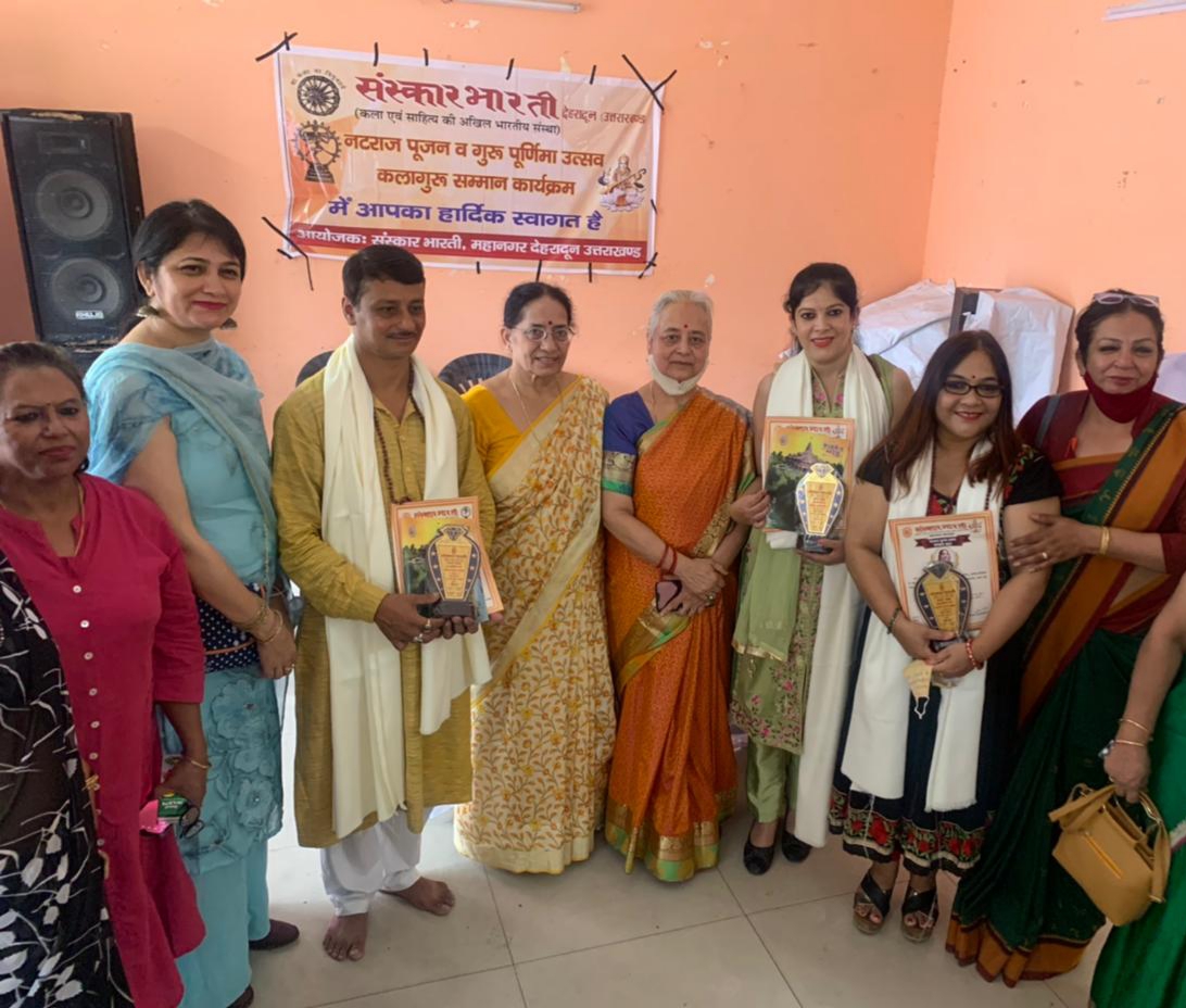 संस्कार भारती ने सविता भट्ट, डा. अर्चना डिमरी व विजय चड्डा क़ो किया सम्मानित