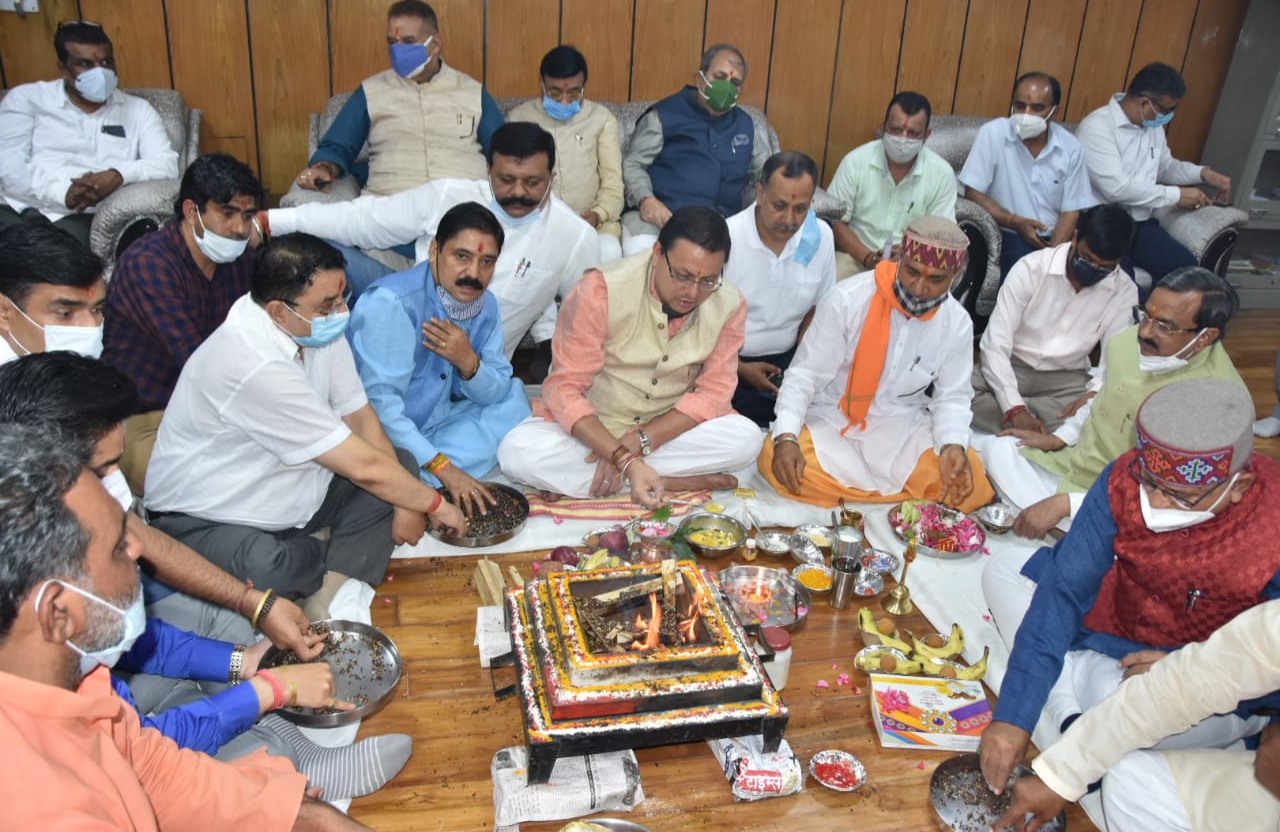 मुख्यमंत्री बनने के बाद पहली बार विधानसभा पहुंचे पुष्कर सिंह धामी, पूजा पाठ कर शुरू किया काम