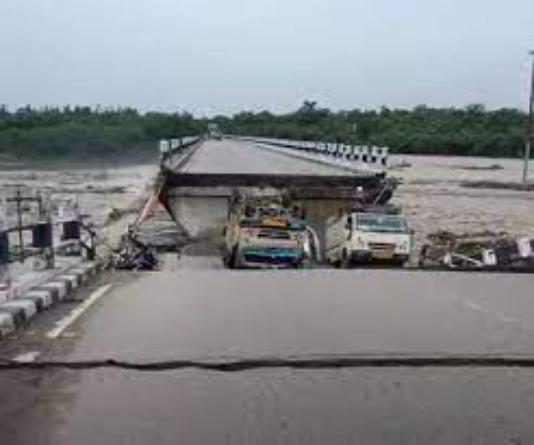 ऋषिकेश-जौलीग्रांट एयरपोर्ट पर रानीपोखरी के ऊपर बना पुल टूटा, कई वाहनों के बहने की खबर