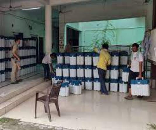 उत्तराखंड में 2022 में होने वाले विधानसभा चुनाव की तैयारियां शुरू, पहुंचीं इवीएम मशीनें