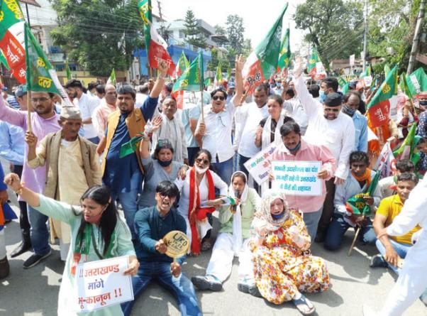 भू-कानून की मांग को लेकर उत्तराखंड क्रांति दल ने विधानसभा कूच किया, पुलिस ने बेरिकेडिंग लगाकर रोका