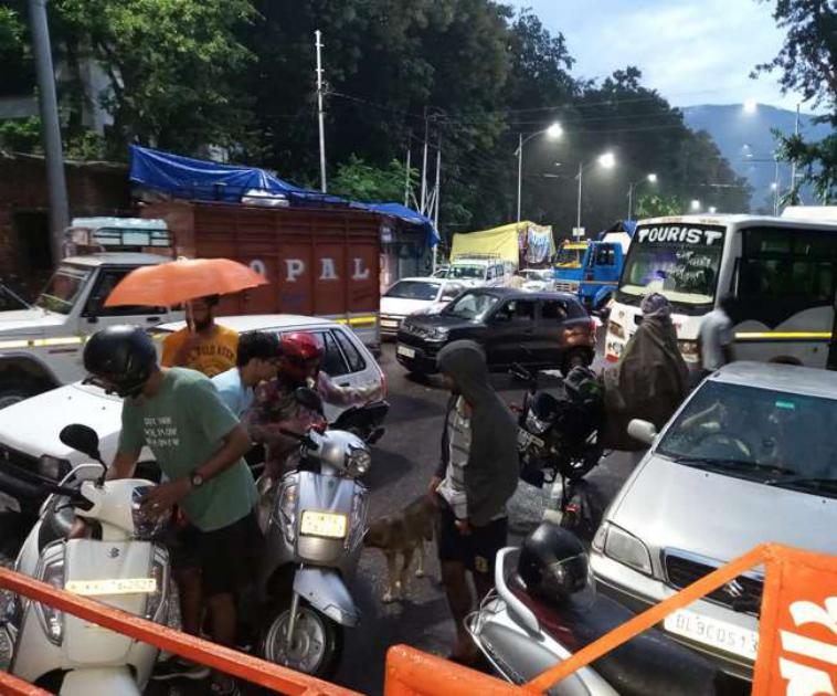 बारिश के कारण ऋषिकेश गंगोत्री राष्ट्रीय राजमार्ग भूस्‍खलन के कारण कई जगह बंद