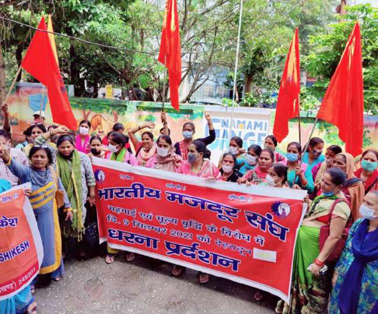 धरने पर बैठीं भोजन माता- तहसील में गरजीं भोजनमाता और आशाएं