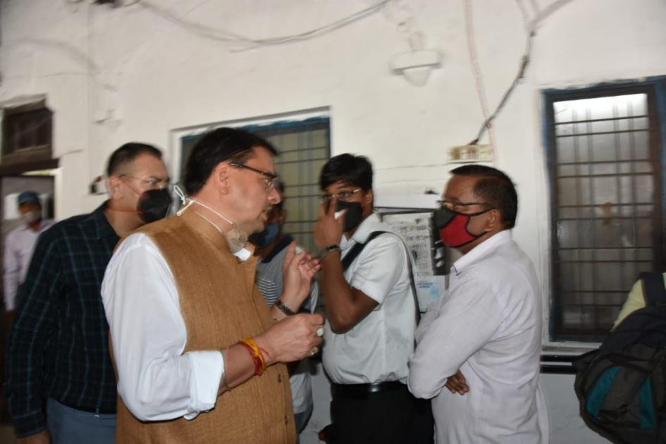 मुख्यमंत्री पुष्कर सिंह धामी देहरादून नगर निगम के कार्यालय पहुंचे, किया निरीक्षण