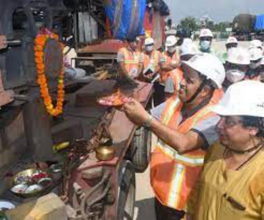लंबे इंतजार के बाद आखिर शहर में चलने वाली मेट्रो ट्रेन से पर्दा उठा