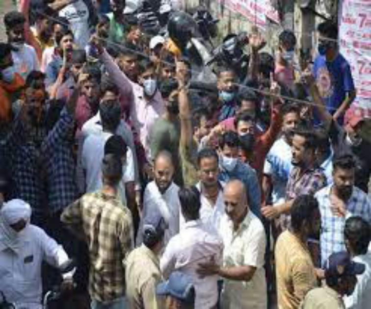 डीएवी पीजी कालेज में इन दिनों एबीवीपी व बागी गुट के बीच टकराव जारी, कालेज परिसर में पुलिस तैनात