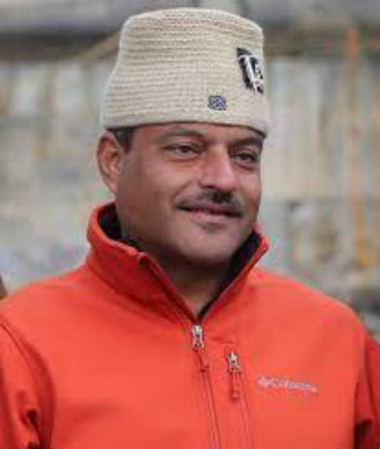 आज आप वरिष्ठ नेता कर्नल अजय कोठियाल हाथ में लंच बाक्स लेकर सचिवालय में नौकरी ज्‍वाइन करने पहुंचे