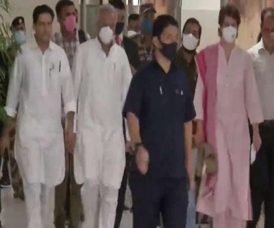 प्रियंका गांधी वाराणसी में पार्टी की किसान न्याय रैली में शामिल होने के लिए छत्तीसगढ़ के मुख्यमंत्री भूपेश बघेल के साथ पहुंची