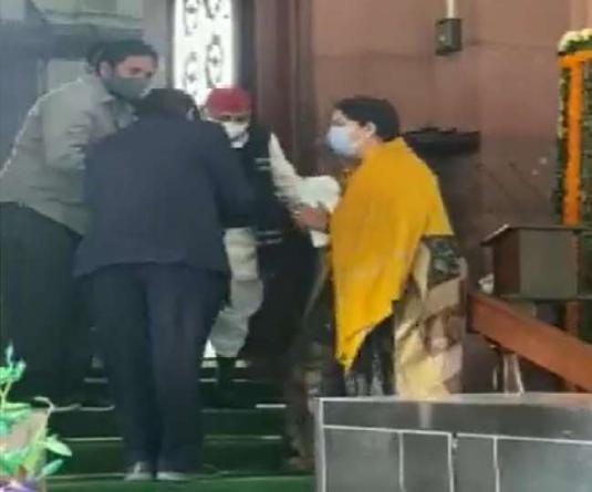 स्मृति ईरानी ने संसद की सीढ़ियों से उतर रहे मुलायम सिंह को झुककर किया प्रणाम