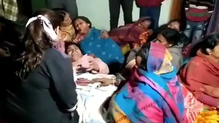 कुशीनगर में एक शादी समारोह के दौरान हुए हादसे में कुएं में गिरने से 13 महिलाओं की हुई मौत |