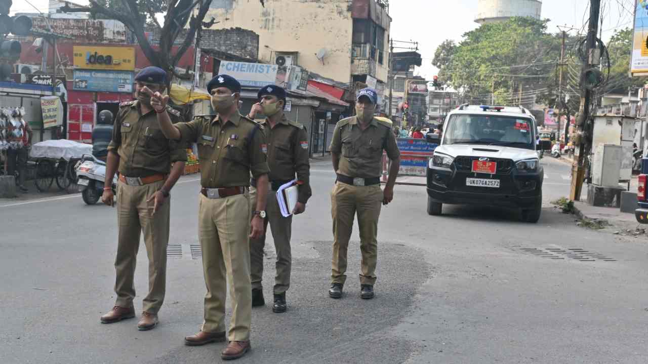 दून की यातायात बदहाली को नहीं सुधार पा रहे  पुलिस के आला अफसर  करीब एक दशक में यातायात व्यवस्था सुधार को बनाए गए दर्जनों ट्रैफिक प्लान हो चुके हैं धराशाई