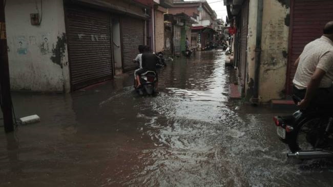 यह देखो साहब! हल्की बारिश ने ही खोल दी सफाई व्यवस्था की पोल...