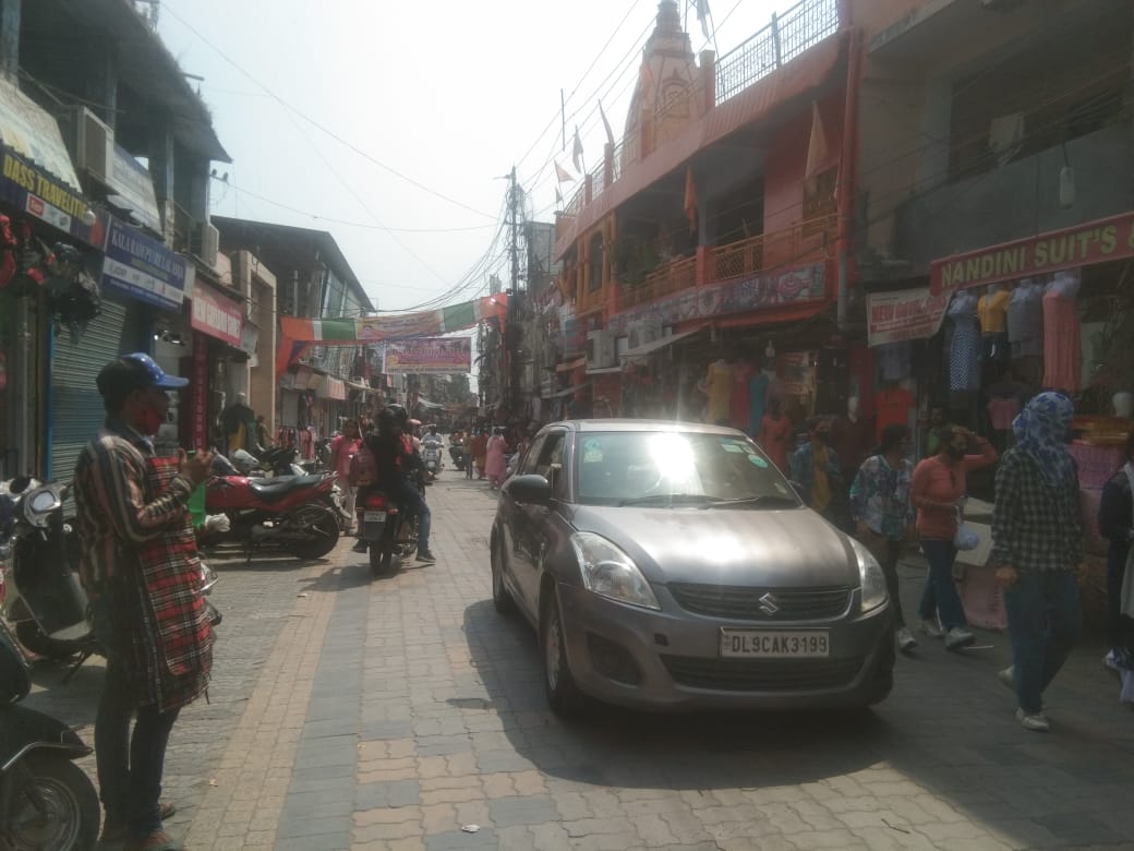ट्रैफिक रूल्स को ठेंगा दिखा रहे वाहन चालक|