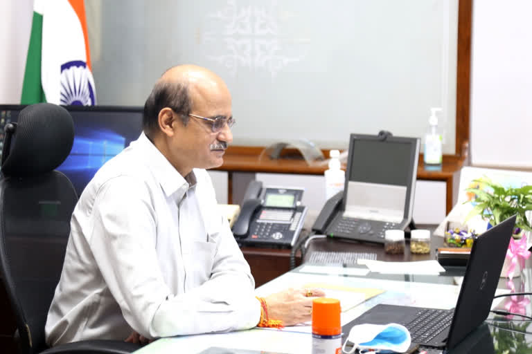 कोटद्वार पहुंचे उत्तर रेलवे के महाप्रबंधक आशुतोष गंगल ने अधिकारियों के साथ रेलवे स्टेशन का किया निरीक्षण |