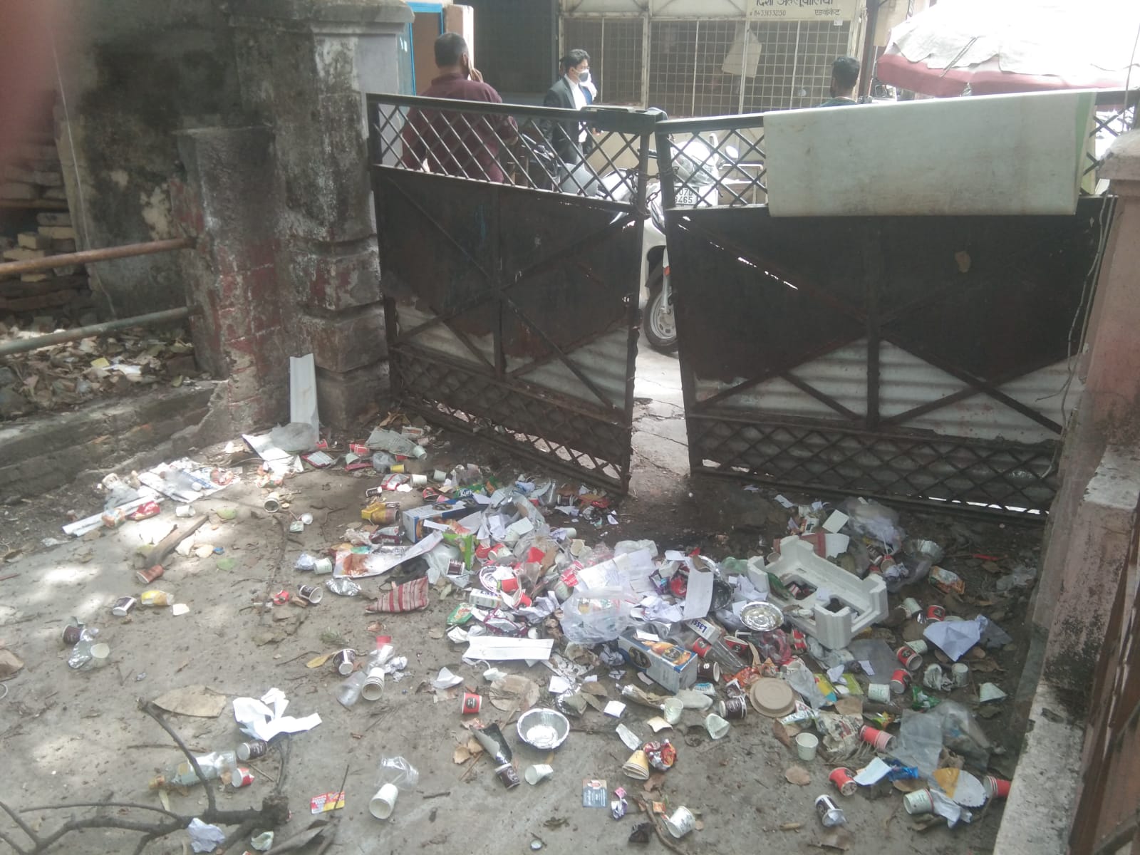 जिलाधिकारी कार्यालय परिसर में गंदगी व्याप्त |