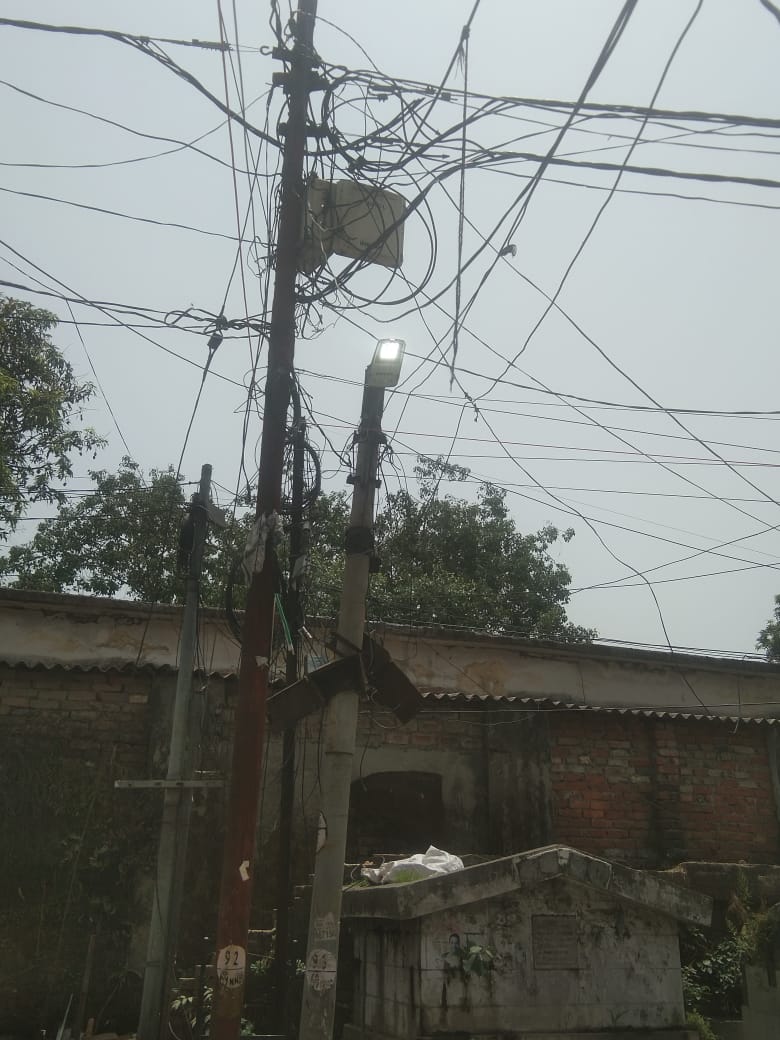 गजब : दिन में भी जल रही रोड लाइटें  ऊर्जा की कैसे हो बचत, जब सरकारी सिस्टम ही हो ध्वस्त!