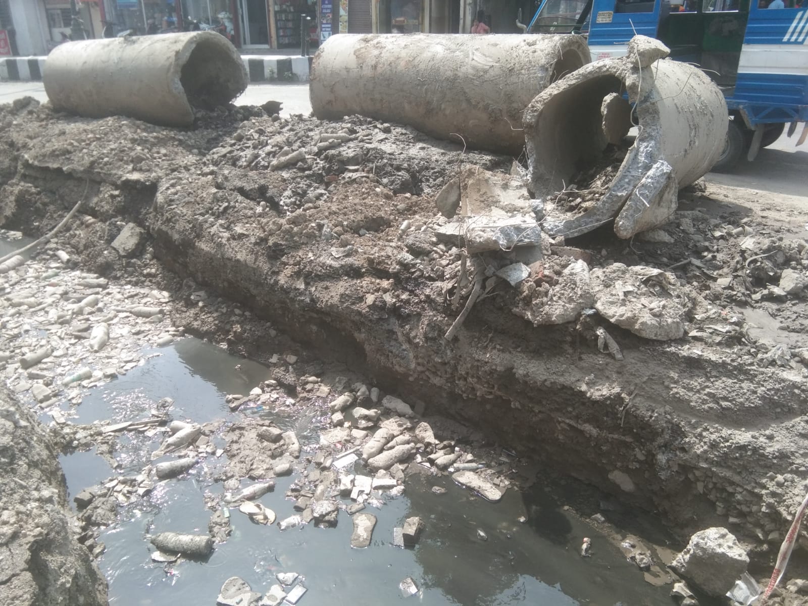 अब दर्शनलाल चौक पर की गई खुदाई यातायात में बनी बाधक!