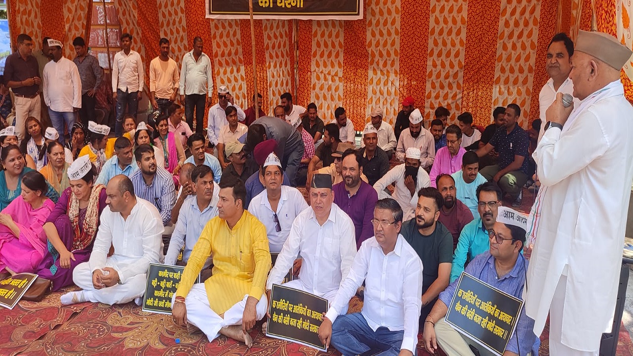 कश्मीर में कश्मीरी पंडितों पर अत्याचार को लेकर आप का गांधी पार्क पर धरना
