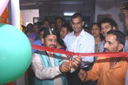 गंगोत्री विधायक सुरेश चौहान ने जिला चिकित्सालय उत्तरकाशी को डायलिसिस मशीन की सौगात दी