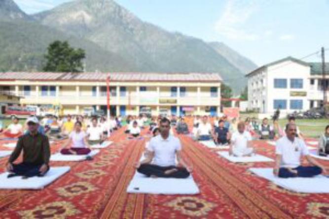 *अन्तर्राष्ट्रीय योग दिवस पर उत्तरकाशी पुलिस के अधिकारी/कर्मचारियों ने किया योगाभ्यासः*