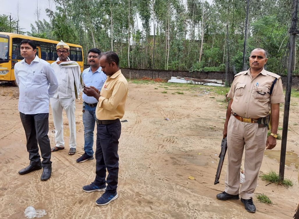 स्कूल प्रबंधन पर लगा तालाब की भूमि पर कब्जा करने का आरोप