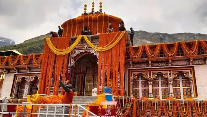 बदरीनाथ मंदिर की दीवार पर दरार, केंद्र की ओर से आवश्यक दिशा निर्देश किए गए जारी|