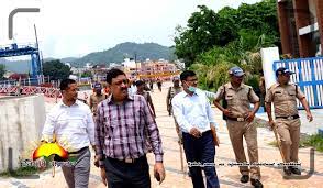 जिलाधिकारी विनय शंकर पांडेय ने डामकोठी के निकट गंगा घाट पर प्रस्तावित कार्यक्रम स्थल की व्यवस्थाओं का जायजा लिया।