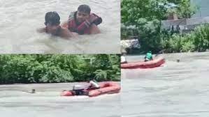 जीवन की डूबती नैया के लिए पुलिस खेवनहार बन रही है। सुरक्षा मानकों को दरकिनार कर कांवड़िए गंगा में छलांग लगा रहे हैं।