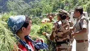 गांव की तीन महिलाएं और एक पुरुष चारा पत्ती लेकर आ रहे थे हाईवे पर आने पर उन्हें सीआईएसएफ और पुलिस के जवानों ने रोक |