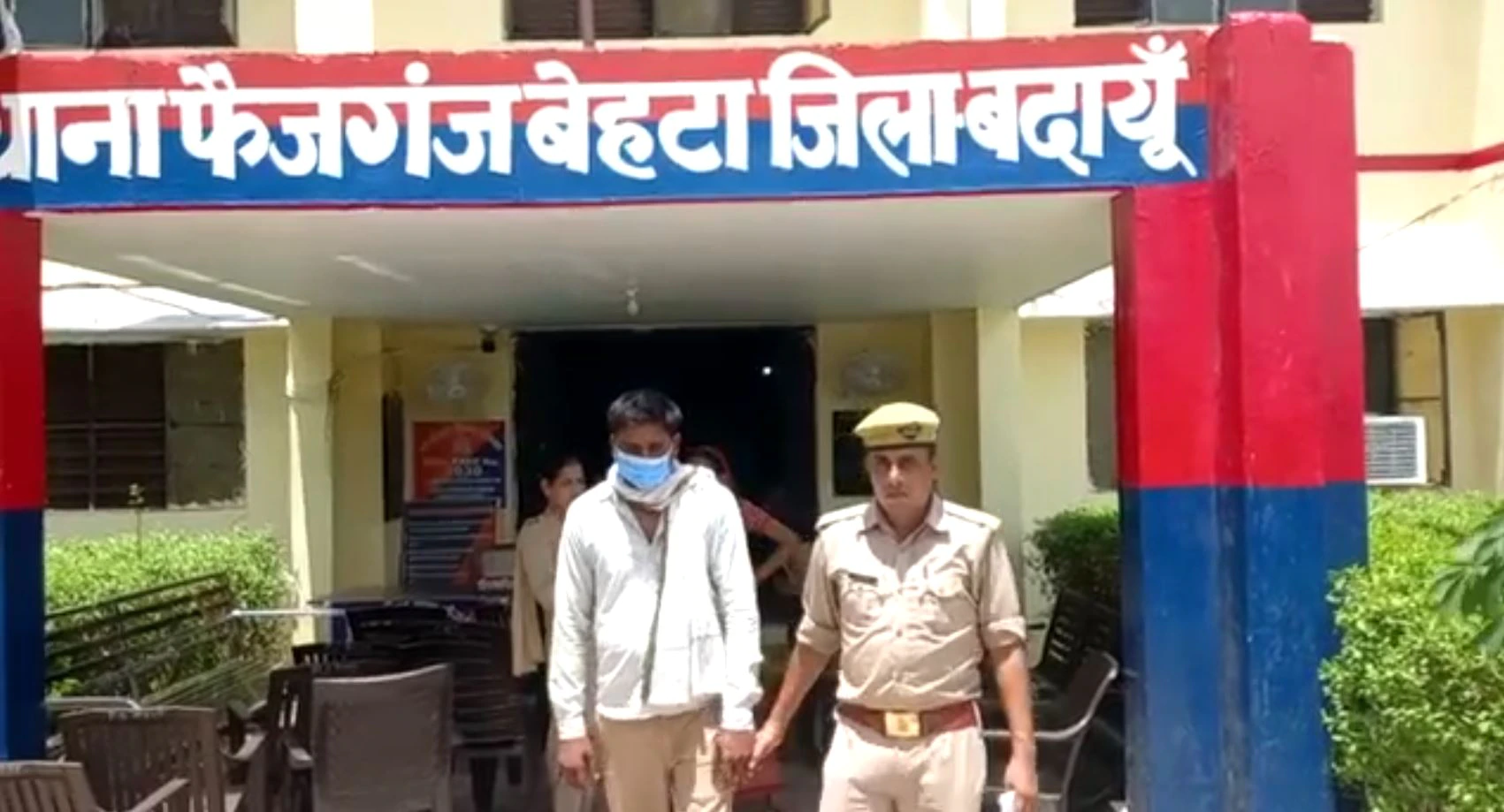 पति नाबालिग से कमरे में रेप करता रहा, पत्नी ने वीडियो बना वायरल कर दिया, पुलिस ने हिरासत में लिया