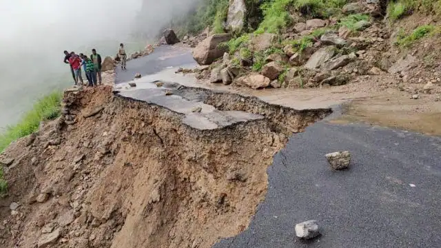 उत्तराखंड के पहाड़ों पर बारिश में सफर जानलेवा साबित , बोल्डर गिरने से 26 घायल- 07 यात्रियाें की गई जान |