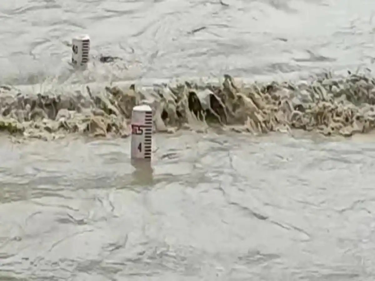 भारी बारिश के बाद यमुनोत्री के राना गांव में घुसा पानी, बदरीनाथ हाईवे समेत 211 सड़कें बंद |