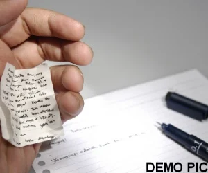 उत्तराखंड मुक्त विश्वविद्यालय की ओर से आयोजित बीए तृतीय वर्ष की परीक्षा में दूसरे की जगह परीक्षा देते हुए पकड़ा गया एक युवक |