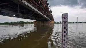 पहाड़ों पर लगातार हो रही बारिश के चलते गंगा का जलस्तर खतरे के निशान पर |