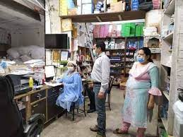 ड्रग इंस्पेक्टर अनीता भारती और पुलिस टीम मालवीय नगर स्थित एक मेडिकल स्टोर पर पहुंची।