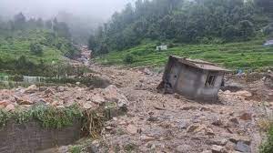आपदा के बाद बिजली और राशन का संकट, गांव में न तो बिजली पहुंच पाई है और न ही पानी की पाइप लाइन ठीक हो पाई है।