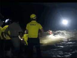 देहरादून के मालदेवता में सोमवार देर रात नदी का जलस्तर अचानक बढ़ गया। इस दौरान पांच युवक नदी में ही टापू पर फंस गए।