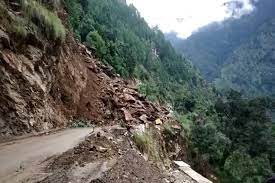 गंगोत्री हाईवे पर पहाड़ी से लगातार पत्थर गिर रहे हैं। जिसके चलते हाईवे खोलने में परेशानी आ रही है।