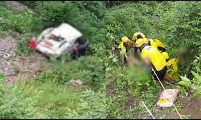 मुंबई के यात्रियों की टैक्सी खाई में शुक्रवार सुबह ब्रह्मपुरी आश्रम के पास गिरी खाई में |