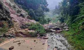 मलबा आने से बंदरकोट के पास बंद हुआ गंगोत्री हाईवे, लगातार गिर रहे पत्थर|