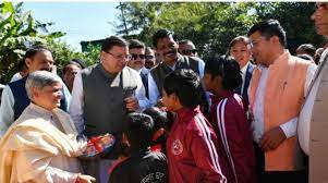 अनाथ बच्चों के साथ सीएम ने मनाई दीवाली, महाराष्ट्र के राज्यपाल और पूर्व सीएम को भी दी बधाई |