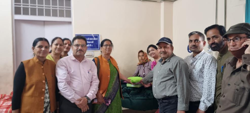 सौम्यकाशी रोट्रेक्ट क्लब उत्तरकाशी  द्वारा आयोजित ”  नवजात शिशुओं को बेबी कम्बल,  बेबी सूट तथा जॉनसन बेबी किट प्रदान किए गए