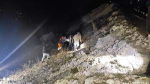 कड़ाके की ठंड में भी जवानों के छूटे पसीने, शवों को खाई से निकालना हुआ मुश्किल, तस्वीरें |