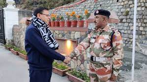 मॉर्निंग वॉक पर निकले सीएम धामी का ये अंदाज खूब छाया, जवानों से की बातचीत, फिर ली योगा क्लास |