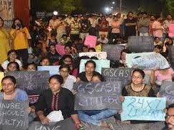 नियुक्ति की मांग को लेकर धरने पर बैठे विधानसभा से बर्खास्त कर्मचारी, सरकार के खिलाफ की नारेबाजी |