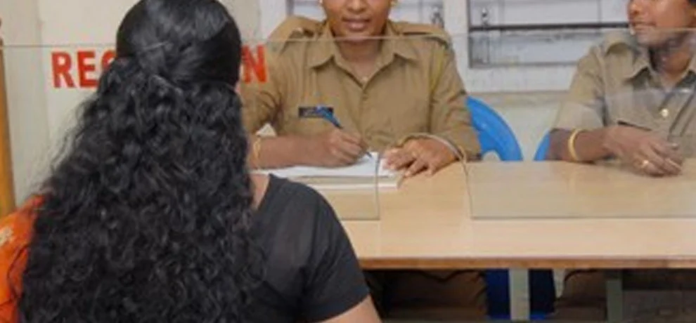 युवक ने रचाईं तीन शादियां तो पत्नियों ने किया चौकी में हंगामा, शातिर की खुली पोल|