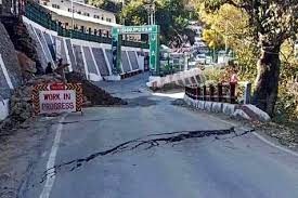 उत्तराखंड के जोशीमठ में भू-धंसाव लेता जा रहा एक विकराल रूप , मंदिर हुआ धराशायी बढ़ी लोगों की चिंता | 