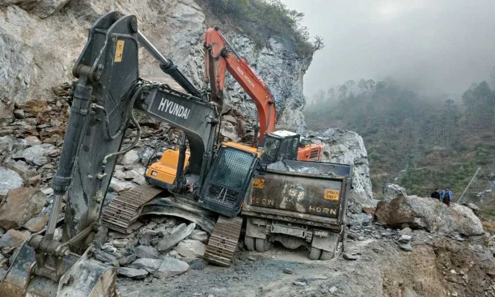 ऑल वेदर का रोड के निर्माण कार्य के दौरान हादसा, एक की मौत, अन्य घायल…