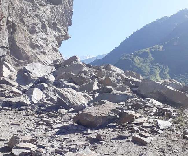 धारचूला : बारूदी विस्फोट से चट्टान खिसकी, सैकड़ों लोगों ने भूखे पेट वाहन में बिताई रात, घंटों बंद रहा मार्ग  !