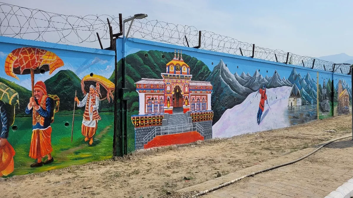 उत्तराखंड की धरोहरों से रूबरू होंगे विदेशी मेहमान, मन को मोह रही हैं 13 जिले-13 डेस्टिनेशन थीम से सजी एयरपोर्ट की दीवार !